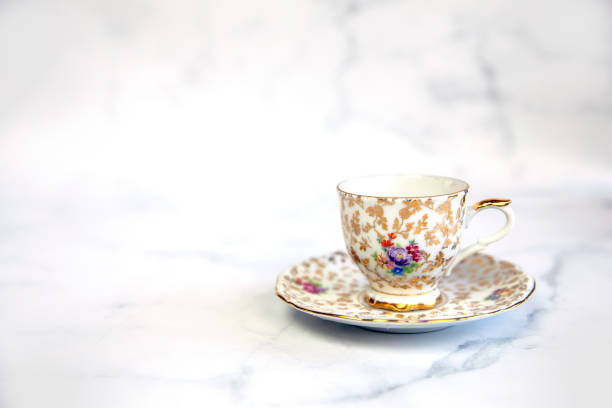 antike porzellan-teetasse auf weißem hintergrund kopierraum. traditionelle englische vintage-keramik - old fashioned tea cup victorian style beauty stock-fotos und bilder