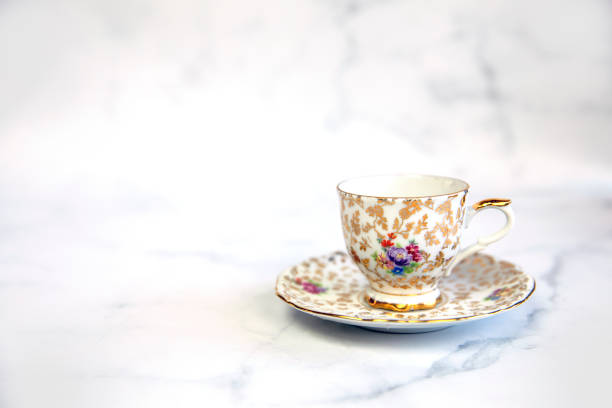 흰색 배경 복사 공간에 골동품 도자기 찻잔. 전통적인 영국 빈티지 도자기 - old fashioned tea cup victorian style beauty 뉴스 사진 이미지