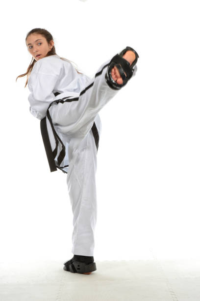 ceinture noire sparring - martial arts women tae kwon do black belt photos et images de collection