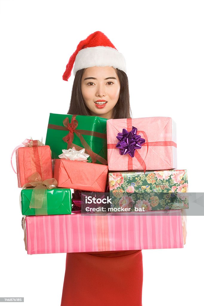 Femme chinoise tenant une pile de cadeaux de Noël - Photo de 20-24 ans libre de droits