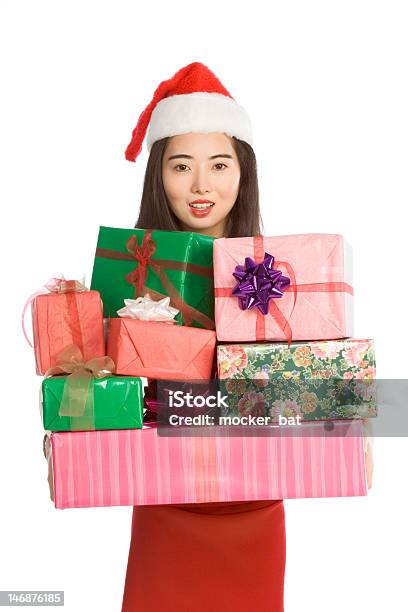 Photo libre de droit de Femme Chinoise Tenant Une Pile De Cadeaux De Noël banque d'images et plus d'images libres de droit de 20-24 ans - 20-24 ans, Adulte, Asiatique de l'Est et du Sud-Est
