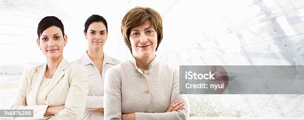 Business Bannertre Businesswomen - Fotografie stock e altre immagini di 25-29 anni - 25-29 anni, 30-34 anni, 50-54 anni