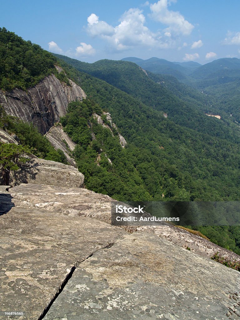 Vista de "ponto de exclamação", também a Chimney Rock State Park, NC - Foto de stock de Rocha Chimney royalty-free