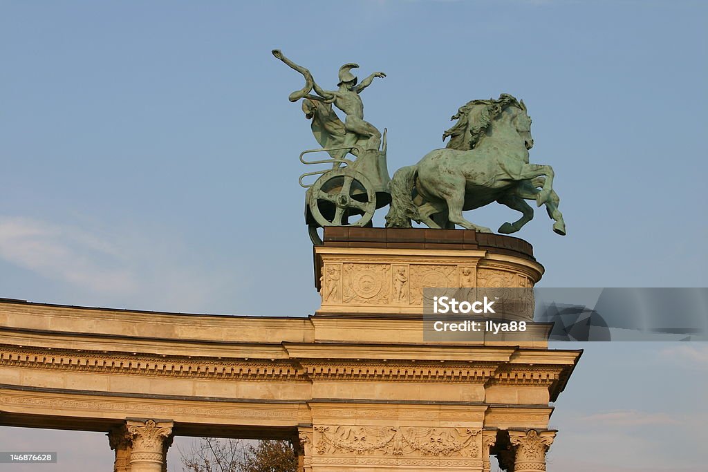 Estatua en Plaza de los héroes - Foto de stock de Budapest libre de derechos