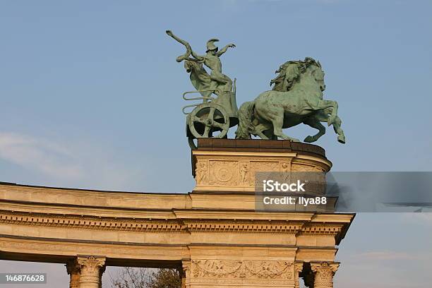 Estatua En Plaza De Los Héroes Foto de stock y más banco de imágenes de Budapest - Budapest, Caballo - Familia del caballo, Cuadriga