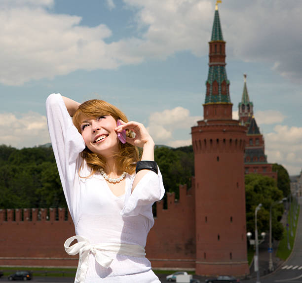 красивая женщина с телефона - russian culture women fashion model teenage girls стоковые фото и изображения
