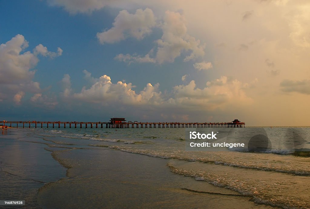 Muelle de pesca en Naples Beach, Florida - Foto de stock de Agua libre de derechos