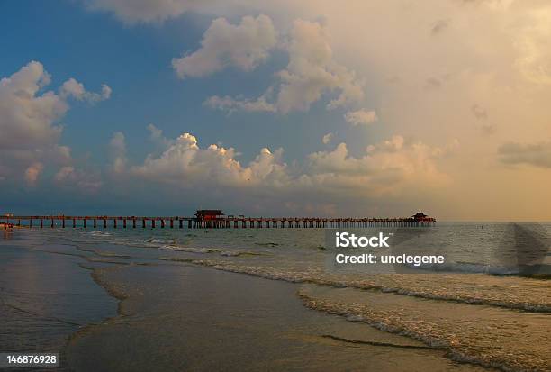 Sieć Molo W Neapolu Beach Florida - zdjęcia stockowe i więcej obrazów Betonowy - Betonowy, Bulwar, Chmura