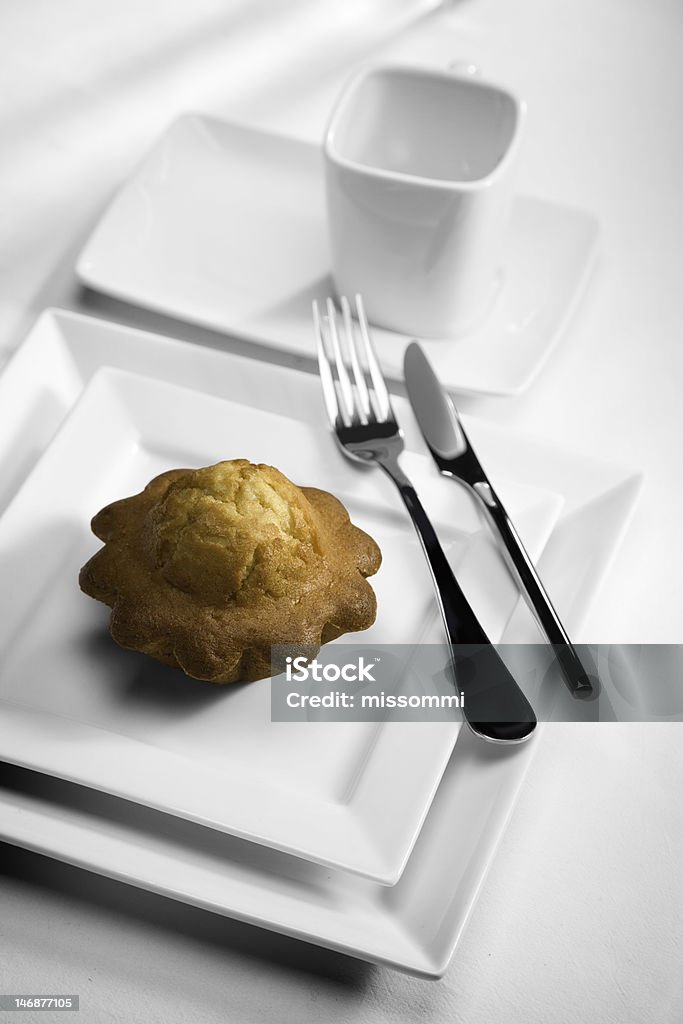 Muffin sobre prato branco - Foto de stock de Branco royalty-free