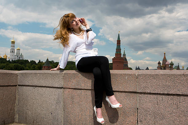 아름다운 휴대폰을 가진 여자 - russian culture women fashion model teenage girls 뉴스 사진 이미지