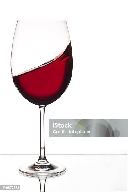 Ola En Una Copa De Vino Foto de stock y más banco de imágenes de Bebida - Bebida, Bebida alcohólica, Copa de Vino