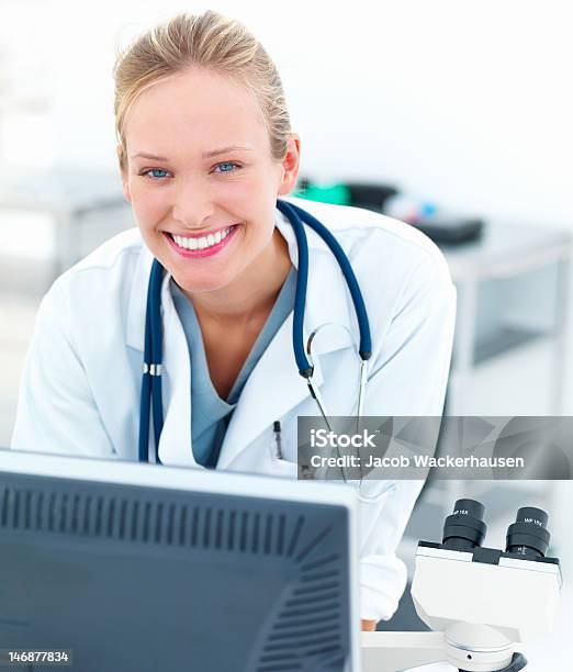 Foto de Closeup De Uma Mulher Médico Sorridente Trabalhando Em Laboratório e mais fotos de stock de Doutor