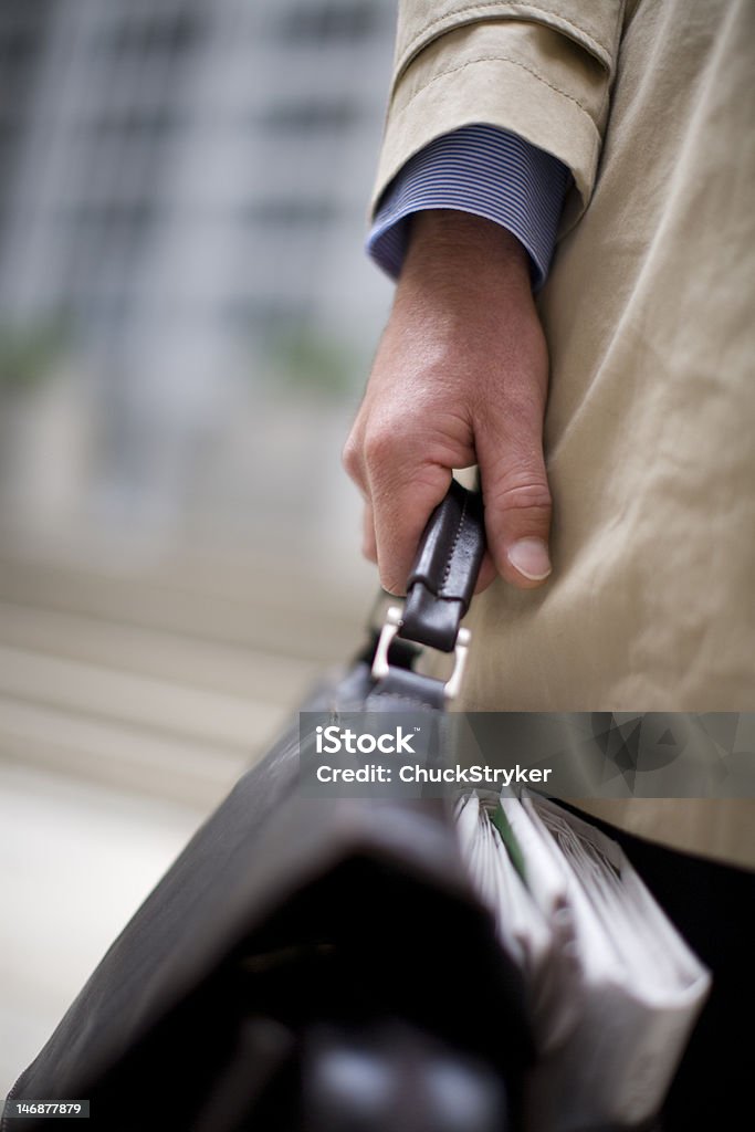 Empresario sostiene su maletín - Foto de stock de Administrador libre de derechos