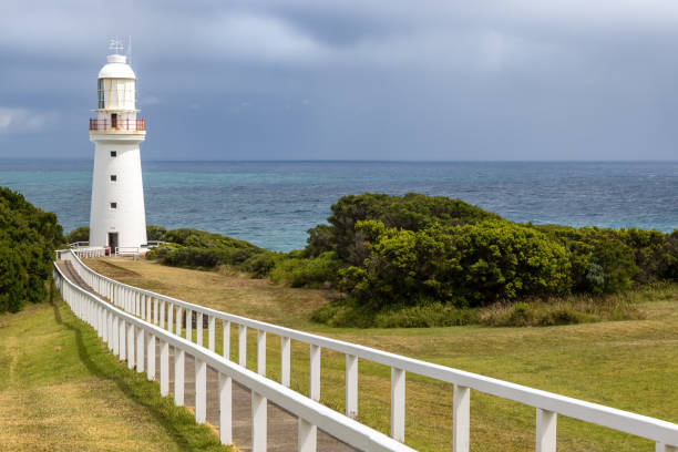 sentier menant au phare et au parc national de cape otway. great ocean road, australie. c’est le plus ancien phare en activité de l’état de victoria. - otway national park photos et images de collection