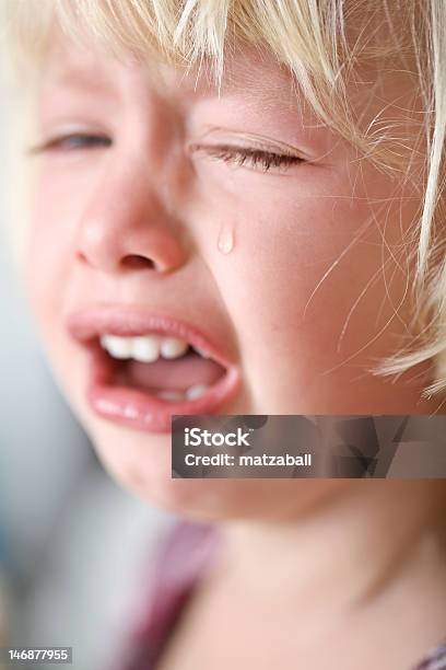 Llanto Girl Vertical Foto de stock y más banco de imágenes de 2-3 años - 2-3 años, Boca abierta, Boca humana