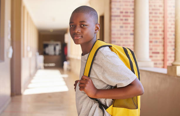 kinder-, rucksack- und schulporträt eines afrikanischen kindes, bereit für bildung, lernen und studium. junge auf dem campus freut sich auf studium, wissenswachstum und jugendentwicklung am ersten tag - african descent male education indoors stock-fotos und bilder