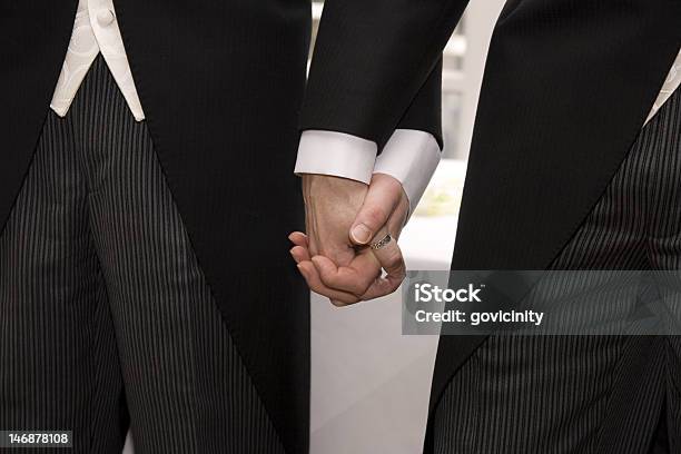 Foto de Segurando As Mãos e mais fotos de stock de Casal Gay - Casal Gay, Casamento, Casamento entre pessoas do mesmo sexo