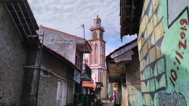 la mezquita que se puede ver a lo lejos - medinah temple fotografías e imágenes de stock