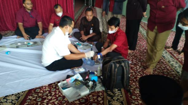 la congrégation à l’intérieur de la mosquée al bahri fait la queue pour être fasdhu - bekam photos et images de collection