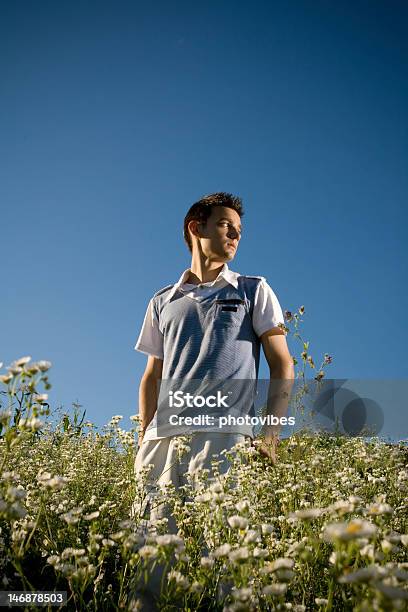 Adolescente Tra I Fiori - Fotografie stock e altre immagini di Speranza - Speranza, Natura, Prateria - Campo