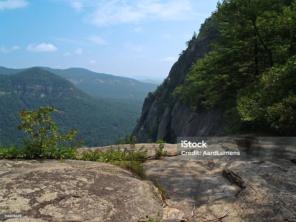 Vista dalla scogliera di Chimney Rock State Park in North Carolina - Foto stock royalty-free di Ambientazione esterna