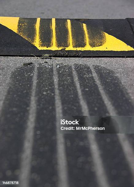 Skid Mark Über Eine Speed Bump Stockfoto und mehr Bilder von Bremsschwelle - Bremsschwelle, Asphalt, Aufnahme von unten