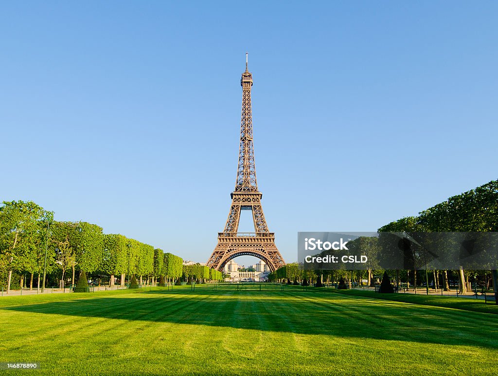 Torre Eiffel en la luz del sol - Foto de stock de Acero libre de derechos