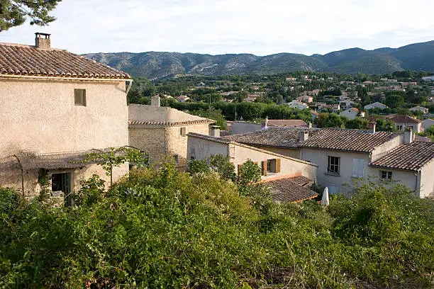 blick auf bedoin, vaucluse, provence, france, bedoin, a little village in provence, roof tops in front of mountain range, southern impression