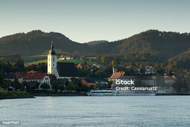 Tramonto Sul Danubio - Fotografie stock e altre immagini di Ambientazione esterna - Ambientazione esterna, Austria, Chiesa