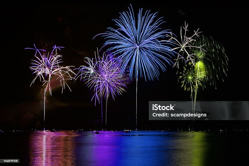 4 luglio i fuochi d'artificio celebrazione - Foto stock royalty-free di Acqua