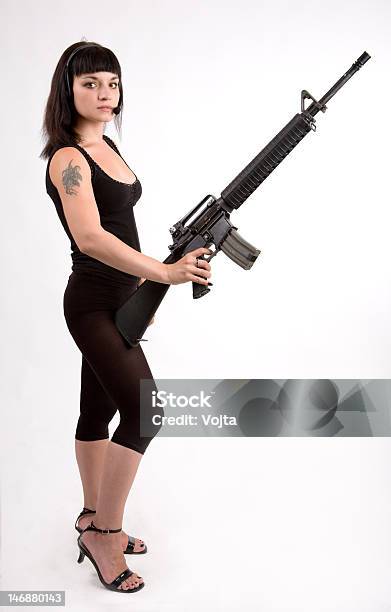 Ragazza Con Pistola E Cuffie - Fotografie stock e altre immagini di Adulto - Adulto, Aggressione, Arma da fuoco
