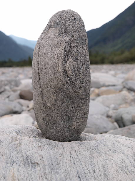 equilibrio - riverbed switzerland valley stone fotografías e imágenes de stock