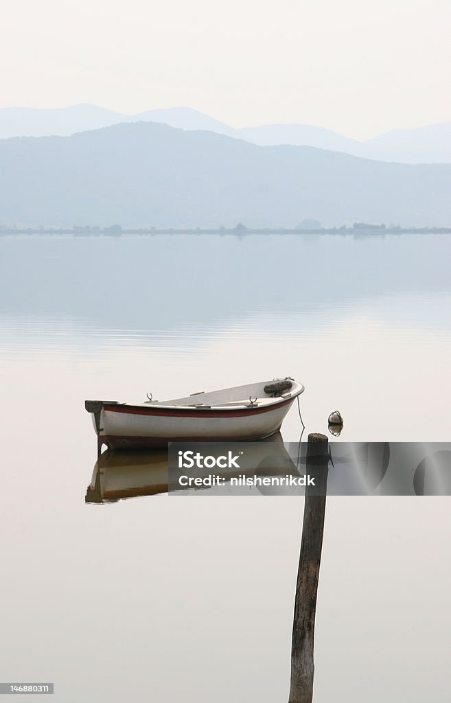 イタリアの湖 - かすみのロイヤリティフリーストックフォト