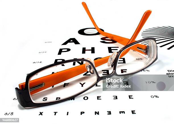 Gafas Con Tabla Optométrica Foto de stock y más banco de imágenes de Aparato de prueba ocular - Aparato de prueba ocular, Asistencia sanitaria y medicina, Astigmatismo