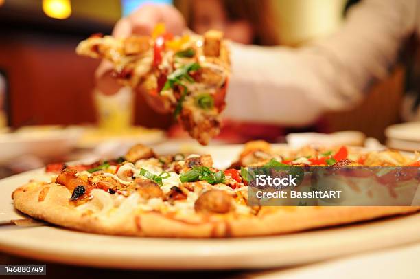 Pizza Gourmet - Fotografie stock e altre immagini di Adulto - Adulto, Affamato, Alimentazione non salutare