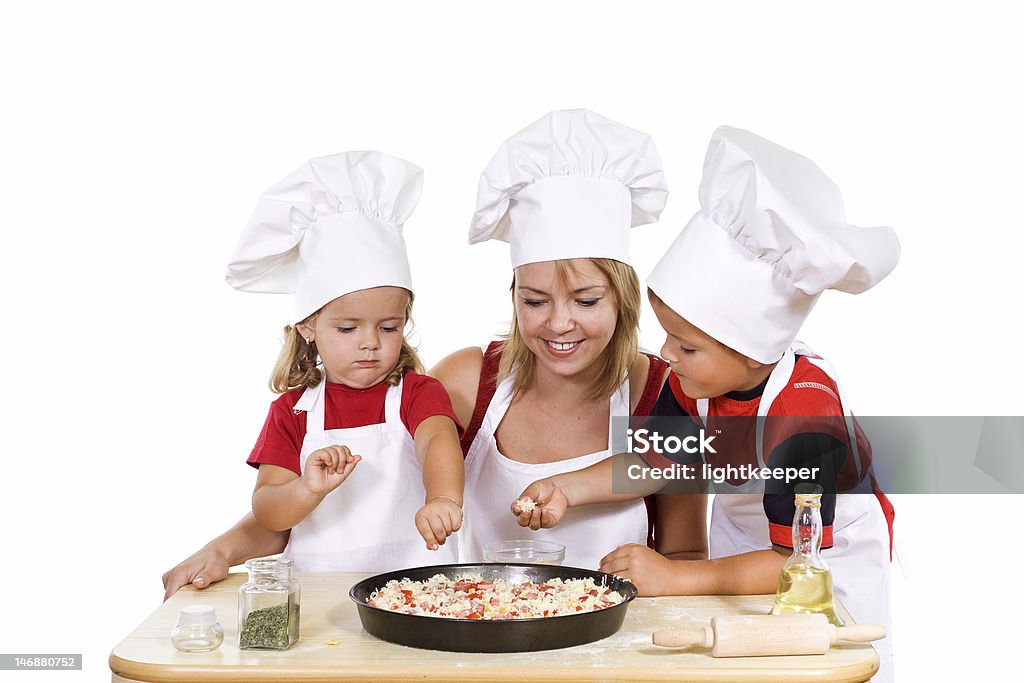 Kinder und ihre Mutter vorbereiten einen pizza - Lizenzfrei Mutter Stock-Foto