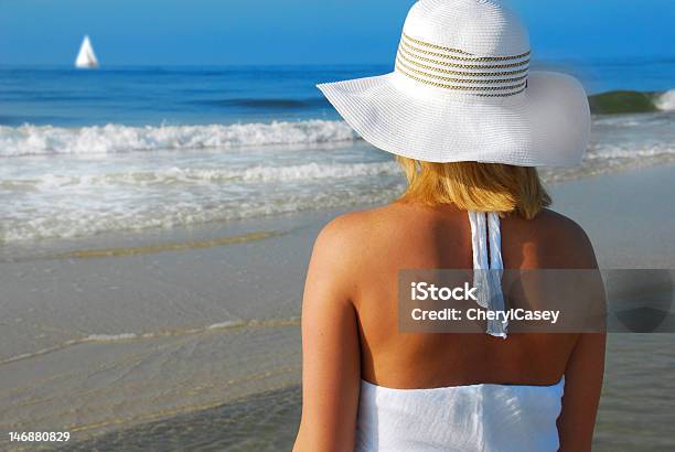 Freuen Sie Sich Auf Stilvolle Frau Am Strand Stockfoto und mehr Bilder von Abgeschiedenheit - Abgeschiedenheit, Begehren, Blondes Haar