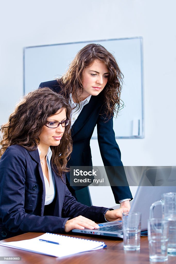 Geschäftsfrauen mit laptop - Lizenzfrei Arbeiten Stock-Foto