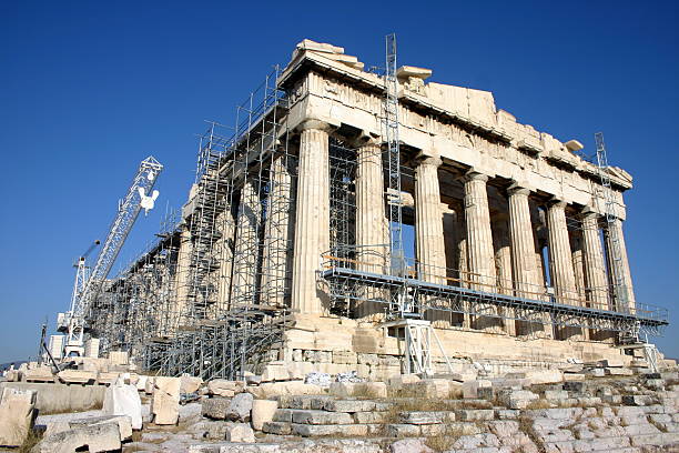 парфенон в строительство - scaffolding ancient construction site athens greece стоковые фото и изображения