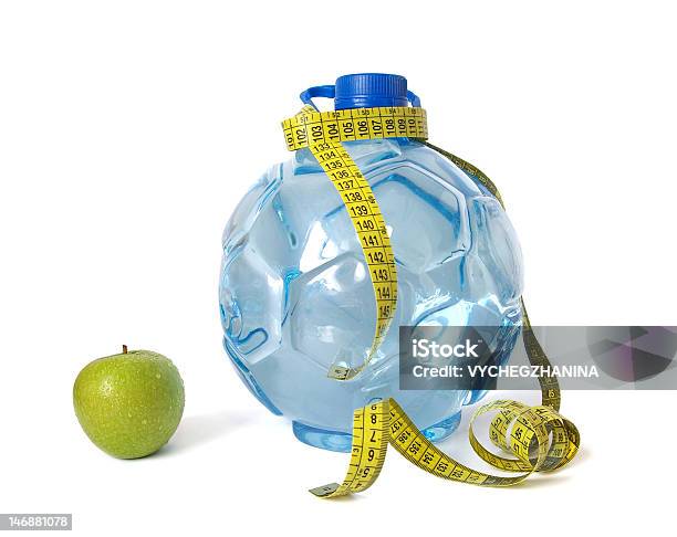 Пластиковая Бутылка Воды И Apple — стоковые фотографии и другие картинки Без людей - Без людей, Безалкогольный напиток, Белый
