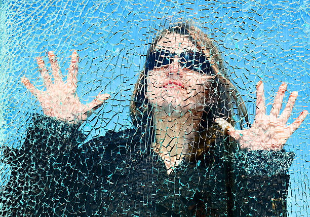 broken sonhos - broken window glass women - fotografias e filmes do acervo