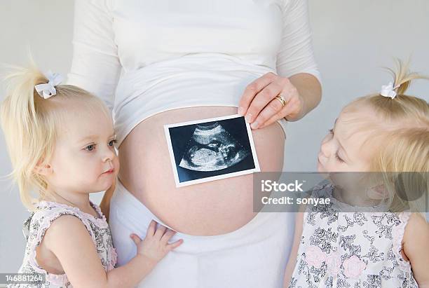 Foto de Bebê Olhando No Novo Camas De Solteiro Duplas e mais fotos de stock de Gêmeos - Nascimento múltiplo - Gêmeos - Nascimento múltiplo, Grávida, Ultrassom