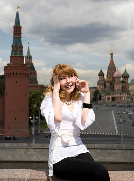 красивая женщина с телефона - russian culture women fashion model teenage girls стоковые фото и изображения