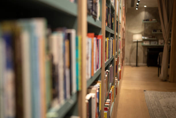 公共図書館、本でいっぱいの棚 - bookshelf book reference book choosing ストックフォトと画像