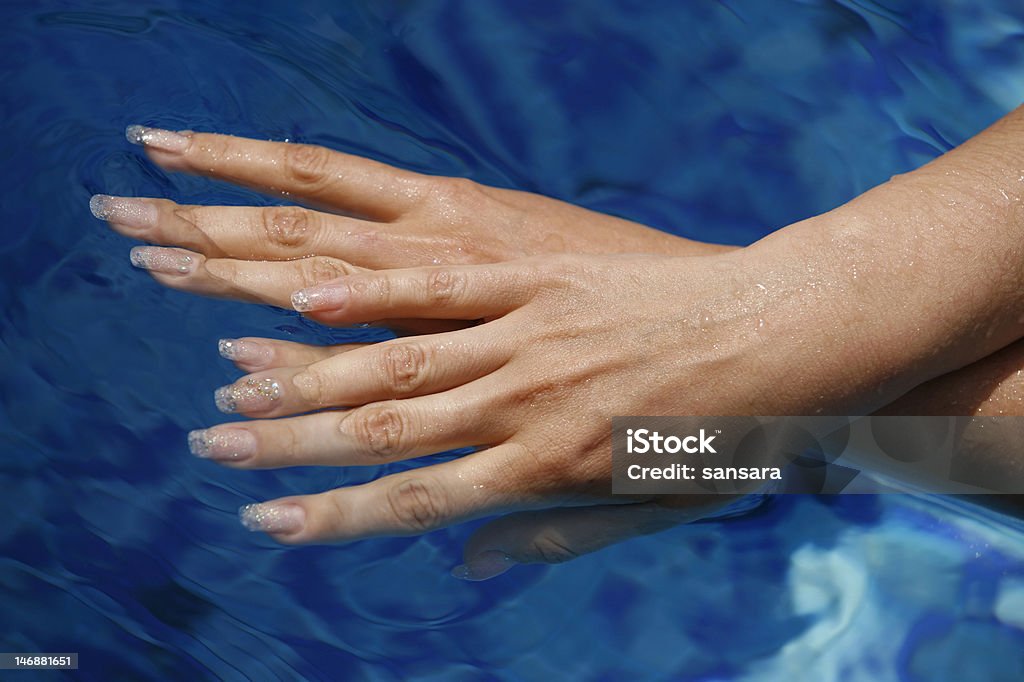 Linda fêmea mãos na água azul - Foto de stock de Adulto royalty-free