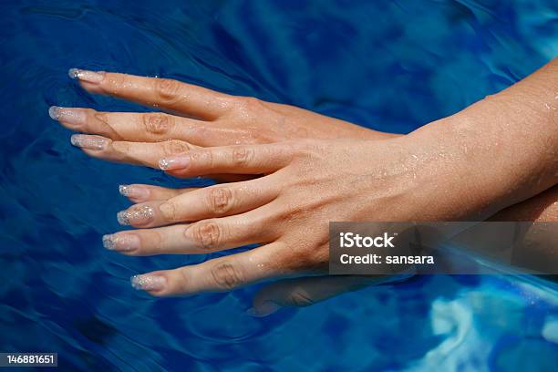 Foto de Linda Fêmea Mãos Na Água Azul e mais fotos de stock de Adulto - Adulto, Alcançar, Azul