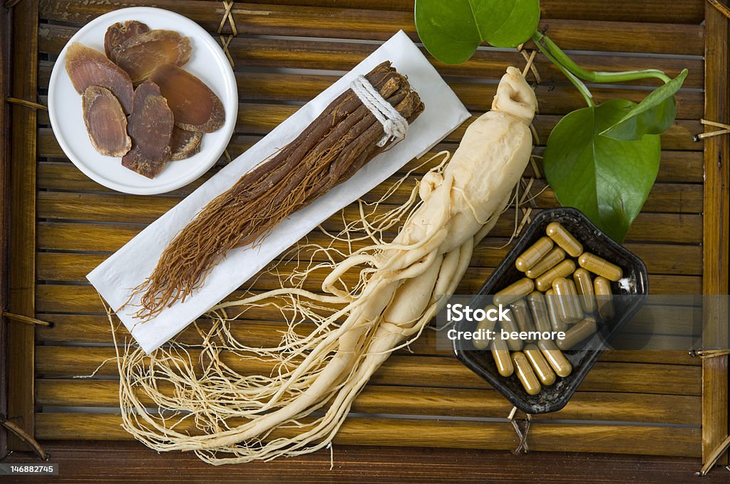 Dry Ginseng-Scheiben, Kapseln und roots - Lizenzfrei Ginseng Stock-Foto