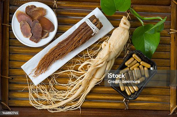 Dry Ginsengscheiben Kapseln Und Roots Stockfoto und mehr Bilder von Ginseng - Ginseng, Rot, Nahrungsergänzungsmittel