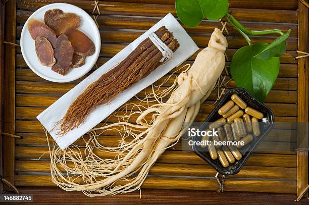 Foto de Fatias De Ginseng Seco Cápsulas E Roots e mais fotos de stock de Ginseng - Ginseng, Vermelho, Suplemento nutricional