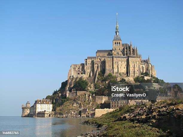 Opactwo Mont Saintmichel - zdjęcia stockowe i więcej obrazów Francja - Francja, Około XV wieku, Bazylika